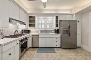 Private kitchen - Peaceful 2 bedroom “The Secret Cottage” in historic downtown St. Augustine (St. Augustine)