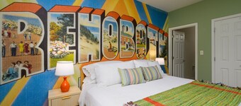 Stylish Retreat Close to Dining and Outlets, Minutes to Beach