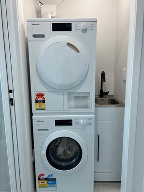 Un appareil combiné lave-linge et sèche-linge, de type « superposé », doté d’une excellente efficacité énergétique et d’une faible consommation d’eau.