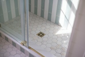 Ducha, secador de pelo, toallas y jabón