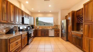 Coffee/tea maker, fridge, microwave, oven