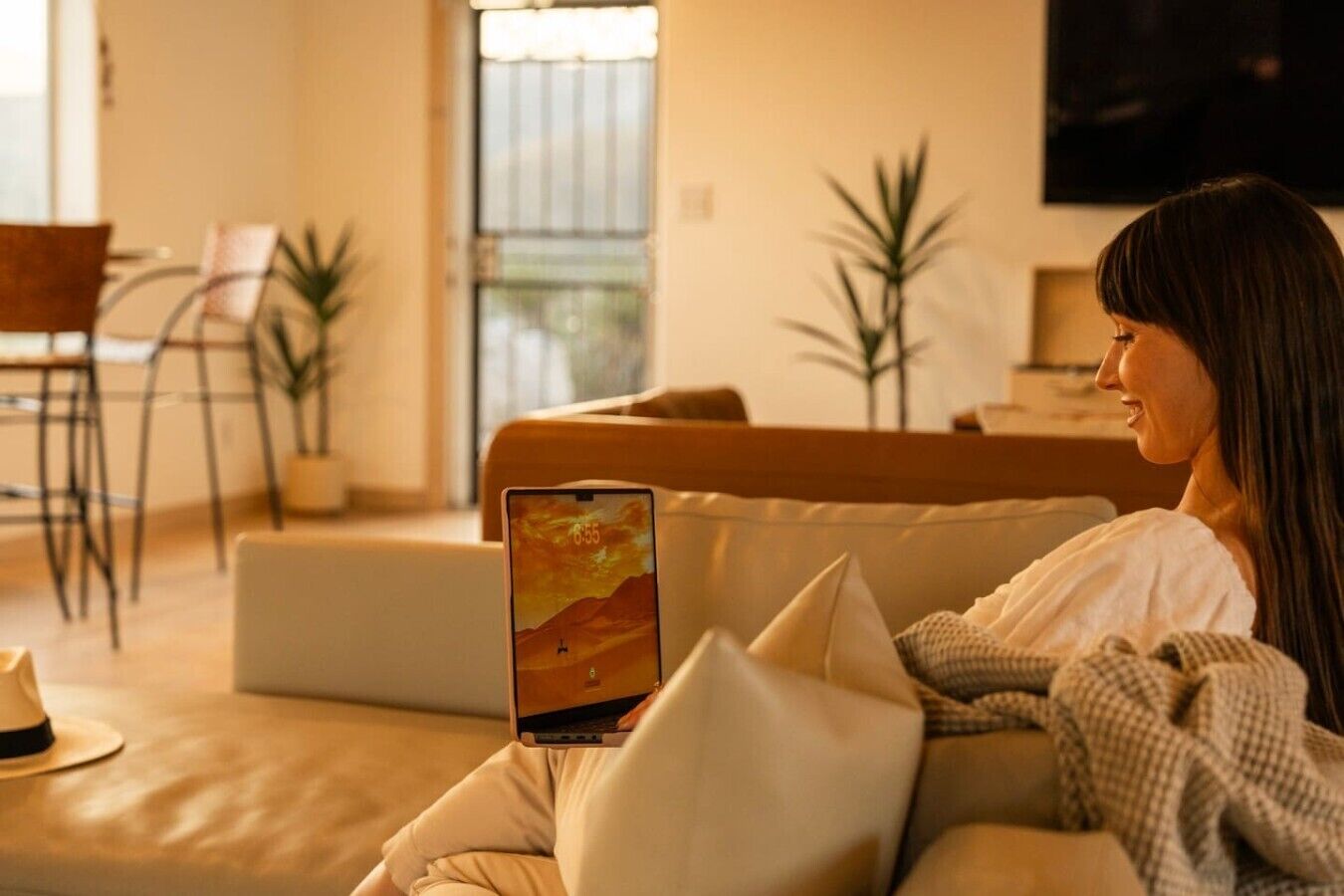 Una televisión, una chimenea, un reproductor estéreo