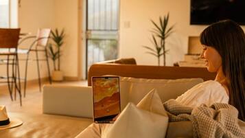 Una televisión, una chimenea, un reproductor estéreo