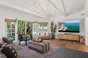 Smart TV, fireplace, offices - NEW Montecito Hedgerow Jewel Box, 4BD/3BA, with Pool and Jacuzzi! (Santa Barbara)