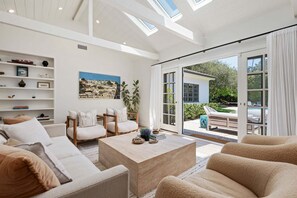 Smart TV, fireplace, offices - NEW Montecito Hedgerow Jewel Box, 4BD/3BA, with Pool and Jacuzzi! (Santa Barbara)