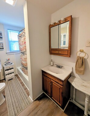 Sèche-cheveux, serviettes fournies, savon, papier toilette