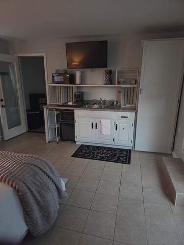 Cozy 1-bedroom studio in tranquil Lenoir City with AC
