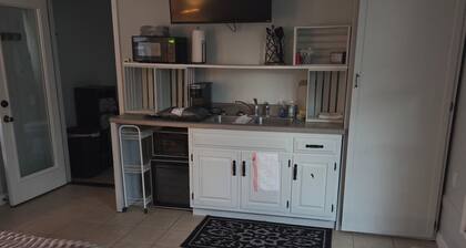 Cozy 1-bedroom studio in tranquil Lenoir City with AC