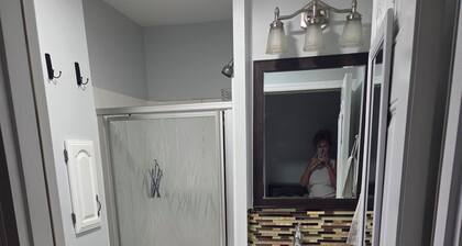 Cozy 1-bedroom studio in tranquil Lenoir City with AC