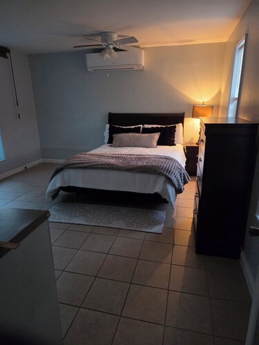 Cozy 1-bedroom studio in tranquil Lenoir City with AC
