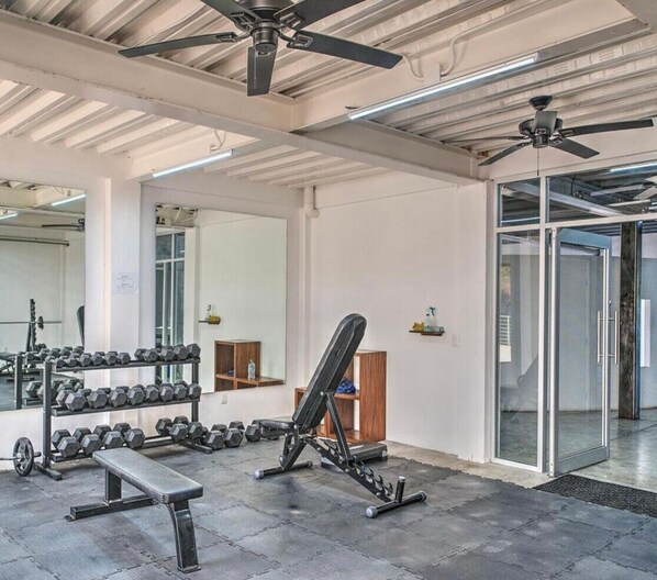 A gym with exercise equipment, a bench, and a mirrored wall. - Ava 19 Adults Only Villa - Bed & Breakfast (Puerto Vallarta)