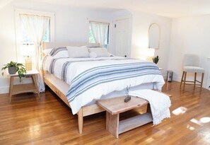 3 bedrooms, iron/ironing board, WiFi, bed sheets - Charming Cape with AC near downtown Falmouth (Falmouth)