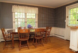 Dining - Charming Cape with AC near downtown Falmouth (Falmouth)
