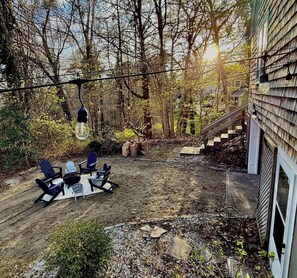 Outdoor dining - Charming Cape with AC near downtown Falmouth (Falmouth)
