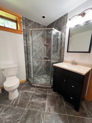 シャワー、ビデ、タオル、トイレットペーパー