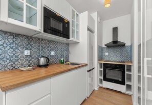 Réfrigérateur, micro-ondes, four, plaque de cuisson