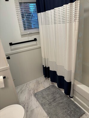 Handtücher, Seife, Shampoo, Toilettenpapier