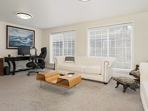 Living area - Spacious Family Friendly 4-bedroom house in Southern Oregon (Central Point)
