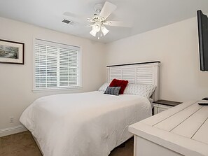 4 bedrooms, iron/ironing board, Internet, bed sheets - Spacious Family Friendly 4-bedroom house in Southern Oregon (Central Point)