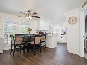 Dining - Spacious Family Friendly 4-bedroom house in Southern Oregon (Central Point)