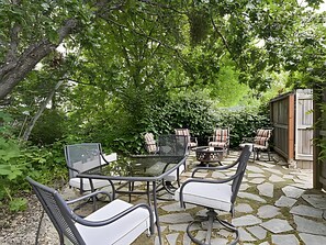Outdoor dining - Spacious Family Friendly 4-bedroom house in Southern Oregon (Central Point)