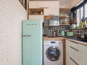 Fridge, microwave, coffee/tea maker, toaster - Unique 2-Br Apartment with Private Garden – Palm Beach (Cannes)