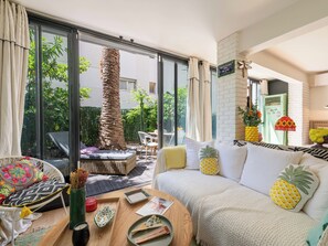 TV - Unique 2-Br Apartment with Private Garden – Palm Beach (Cannes)
