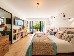 Tabla de planchar con plancha, wifi y ropa de cama 