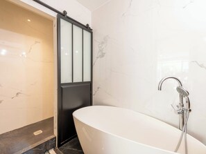 Shower, hair dryer, towels - Unique 2-Br Apartment with Private Garden – Palm Beach (Cannes)