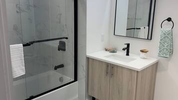 Apartamento Deluxe, no fumadores | Baño | Toallas, champú y papel higiénico