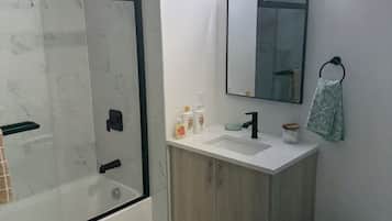 Asciugamani, shampoo, carta igienica