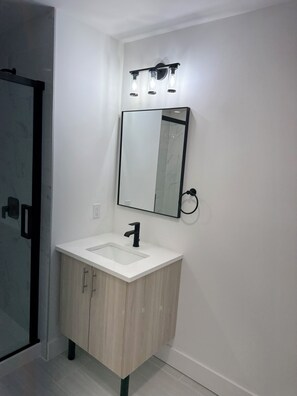 Deluxe Apartment | Bathroom | Towels, shampoo, toilet paper - Coral Sands (Seaside Heights)