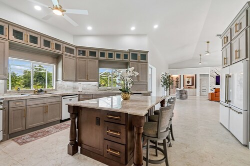 Spacious 4-bedroom house Waterfront