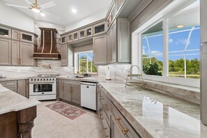 Private kitchen - Spacious 4-bedroom house Waterfront (Punta Gorda)