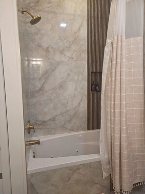 Baignoire à jets, bidet, serviettes fournies, papier toilette