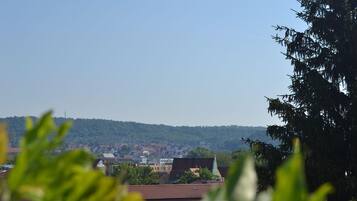 Eine Stadt mit Gebäuden und einer Hügelkulisse im Hintergrund.