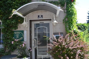 A building entrance with a door marked '30 Neusadtl' and a sign for 'Pension Mettelsberg Prepenstube.' - Mahret (Eisenach)