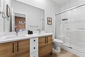 Regadera, toallas, jabón, papel de baño 