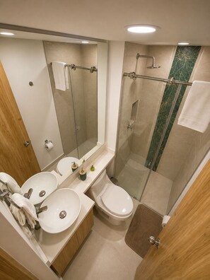 Shower, hair dryer, towels, soap - Caribbean Deluxe • Pool, Views & WiFi (Cartagena de Indias)