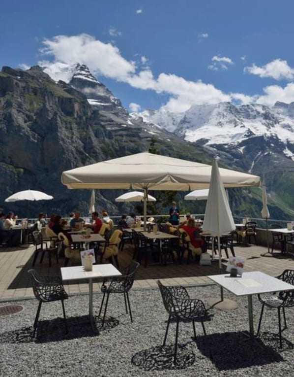 Outdoor dining - Edelweiss (Lauterbrunnen)