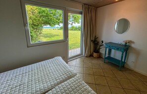 Travel crib, free WiFi