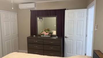 1 habitación, tabla de planchar con plancha, wifi y ropa de cama