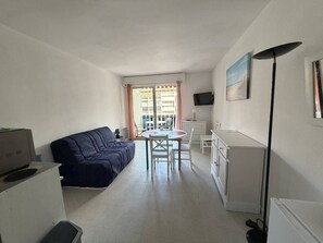 Living area - Studio near beach, pets welcome - 3 guests (ST GEORGES DE DIDONNE)