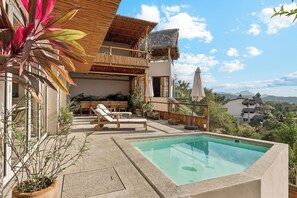 Piscina all'aperto, una piscina riscaldata