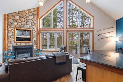 Lakeside Villa Home at the base of Giants Ridge - 4 bed, 3 bath, sleeps 10