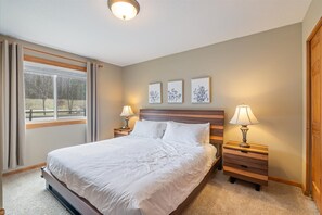 4 slaapkamers, een strijkplank/strijkijzer, gratis wifi, beddengoed