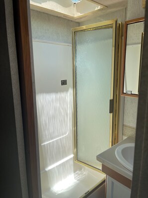 Een douche, een haardroger, handdoeken, zeep