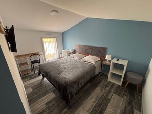 A bedroom with a bed, bedside tables, a chair, and a desk. - New house - 6 guests, near the town (Jard-sur-Mer)