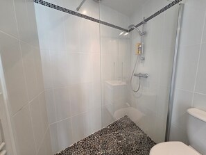 A modern bathroom with a shower, toilet, and a small sink. - Spacious house near the beach - 8 guests (La Tranche-sur-Mer)