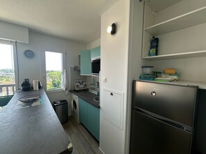 Kühlschrank, Mikrowelle, Herdplatte, Wasserkocher mit Kaffee-/Teezubehör
